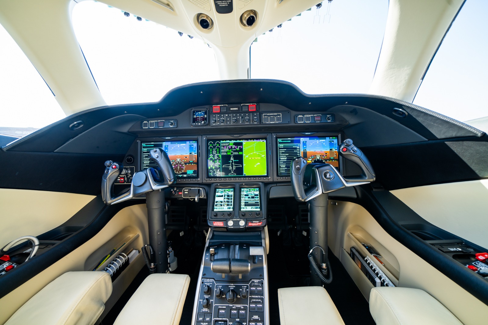 HondaJet cockpit